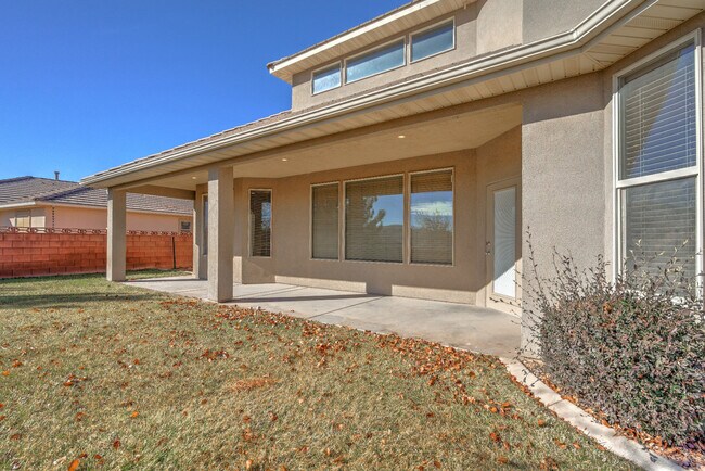 Building Photo - Beautiful St. George Home - Community Pool...