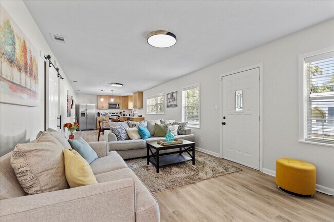 Building Photo - 2425 Bruce Ln