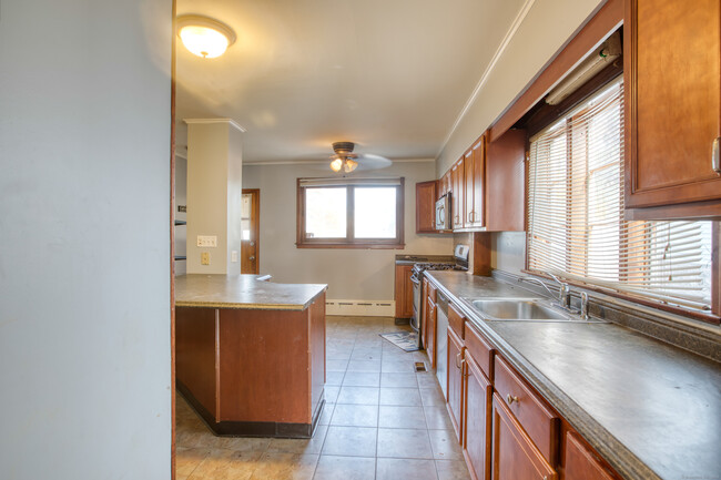 Building Photo - 226 Ledgeside Ave