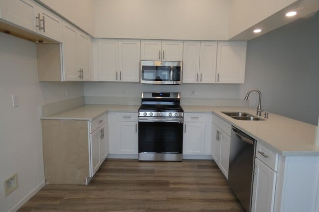 Building Photo - HOUSE FOR RENT