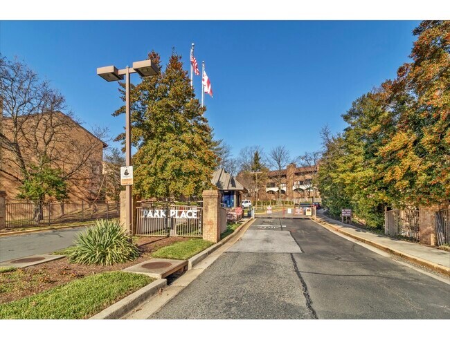 Building Photo - 3075 Hawthorne Dr NE