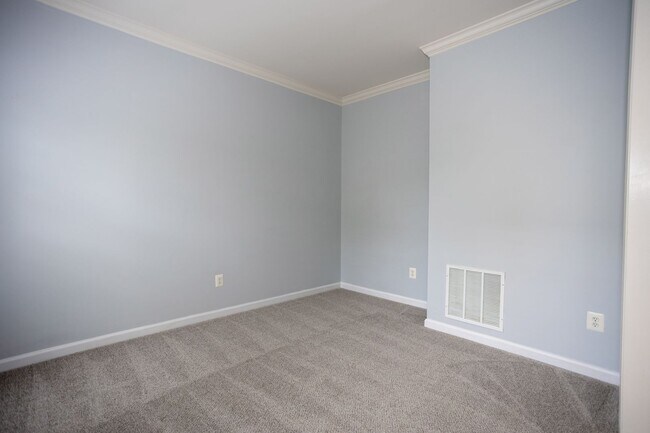 Building Photo - Spacious & Bright Home in Parks of Piedmon...
