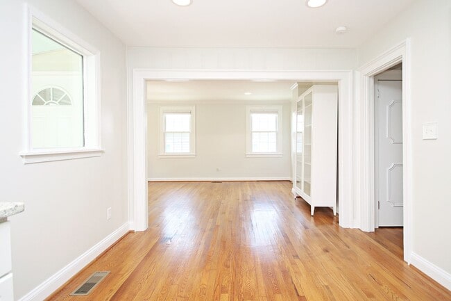 Building Photo - Updated One-Level Belmont Home Near IX Park