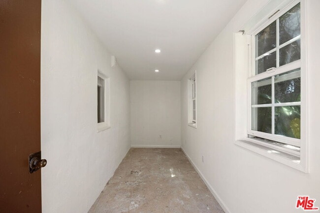 Building Photo - 10762 Wellworth Ave