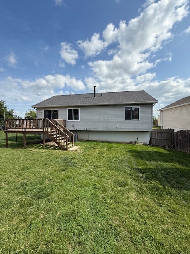 Building Photo - Bright & Spacious 3 Bedroom Bellevue Home!!