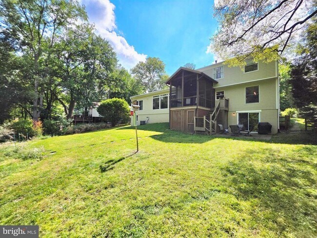 Building Photo - 10930 Howland Dr