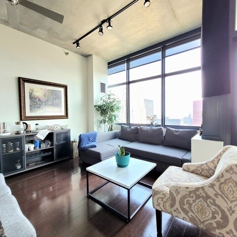Building Photo - 235 W Van Buren St