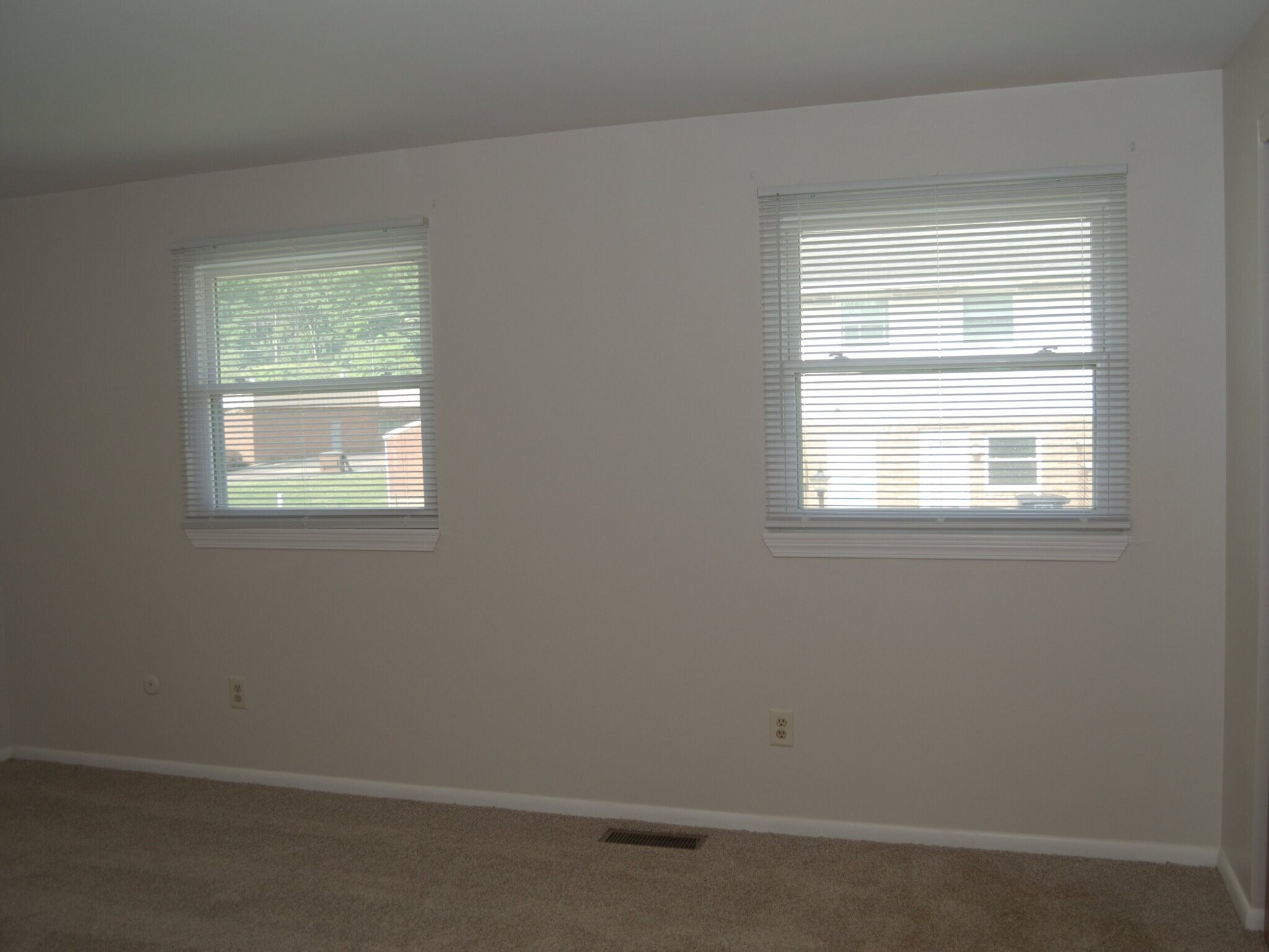 Building Photo - 1623 Williamsburg Ln E