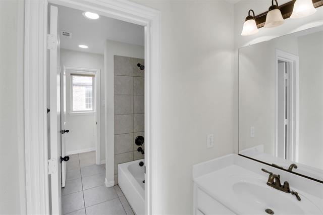 Building Photo - 13865 Pomegranate Dr
