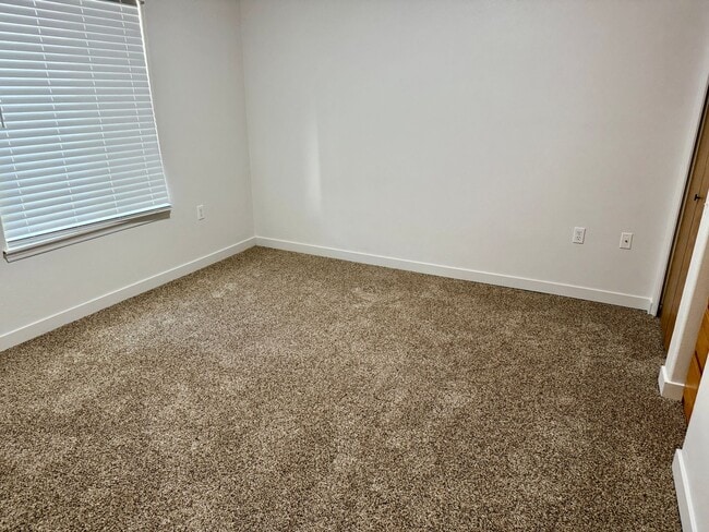Building Photo - Amazing Remodel-5 Bed 3 bath duplex unit