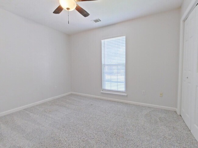 Building Photo - 304 Farmington Dr