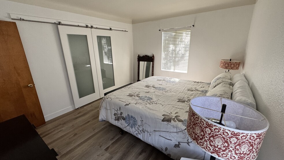 Primary bedroom king size bed - 3822 Huron Ave