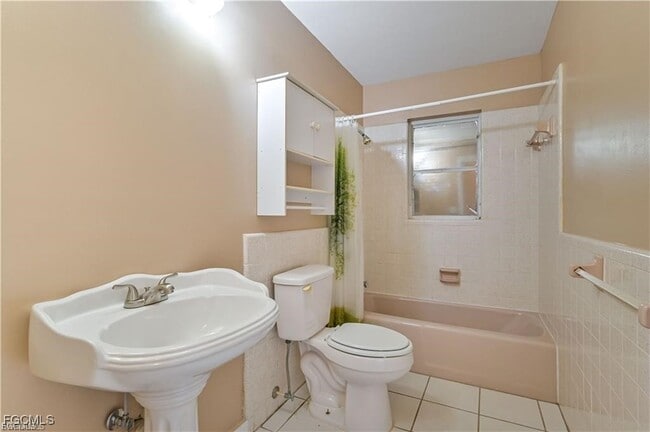 Building Photo - 1521 SE 1st Terrace