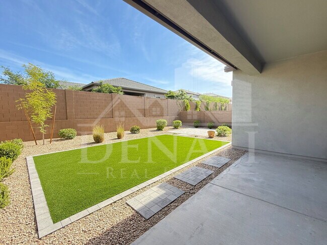 Building Photo - 6010 E Quail Ave