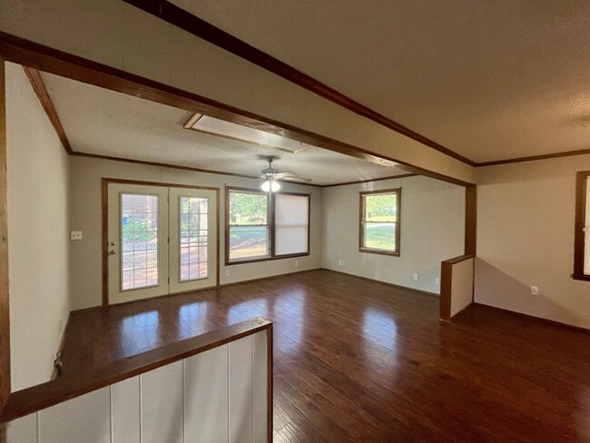 Building Photo - 105 Laurel Dr