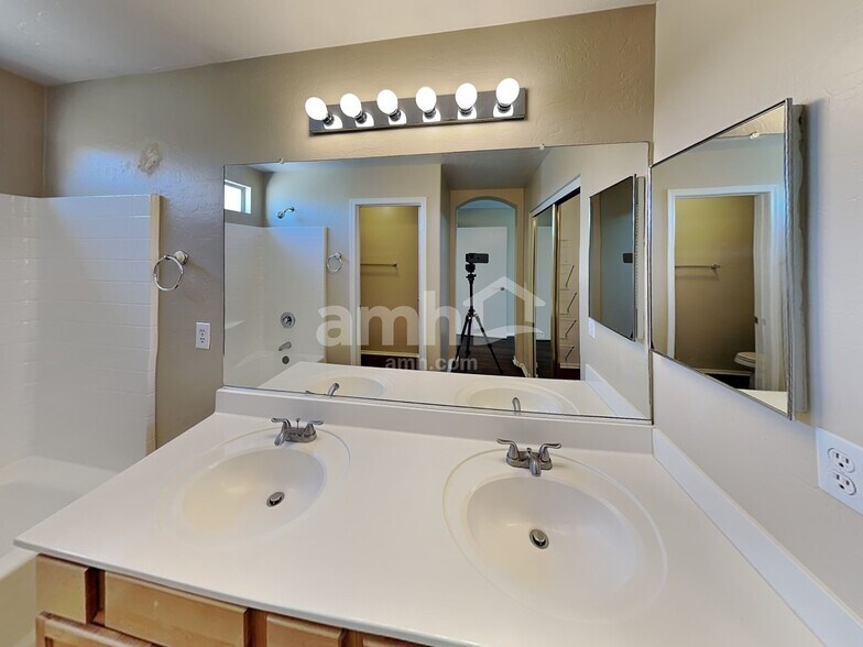 Building Photo - 1505 S 113th Dr