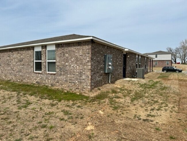 Building Photo - *Pre-Leasing* Three Bedroom | Two Bathroom Duplex with Full Service Lawn Care in Lawlis Ranch