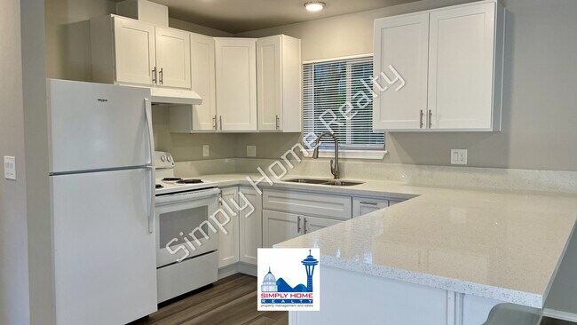 Building Photo - Cute and cozy, newly renovated 3 bedroom tucked inside a charming Tri-plex!