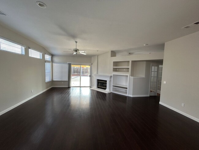 Building Photo - Spacious home in Lemoore