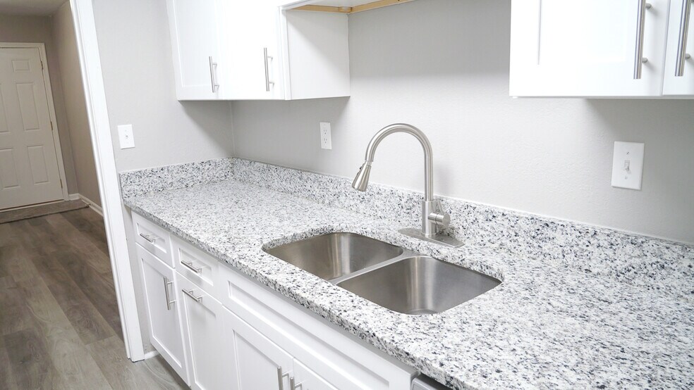 Building Photo - 6021 Camellia Dr