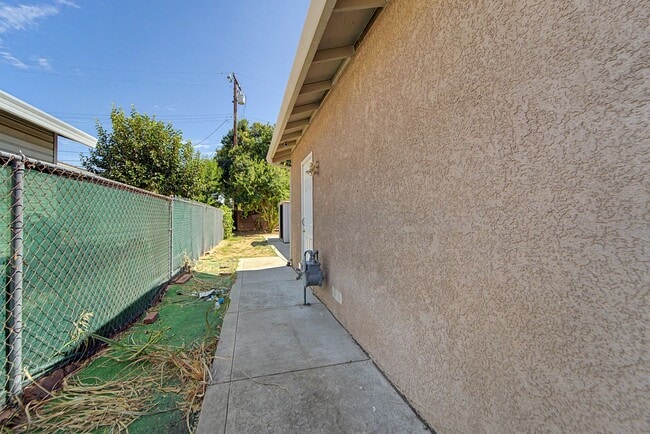 Building Photo - 1423 Wendell Way