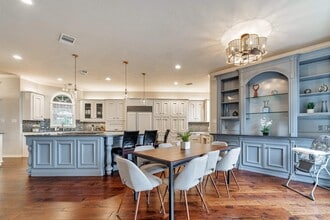 Building Photo - 8311 Shoregrove Dr