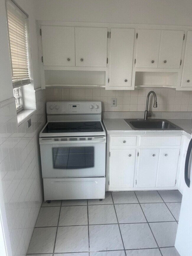 Building Photo - 707 S 19th Ave