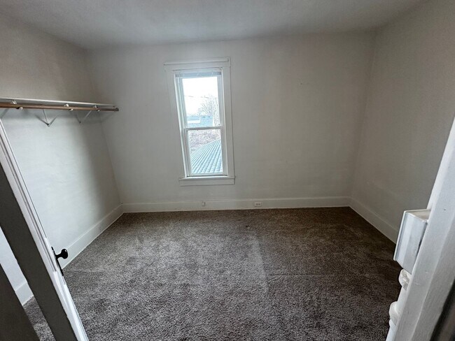Building Photo - 611-611 1/2 Bergen Ave