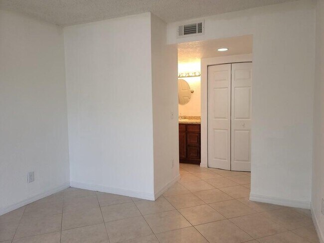 Building Photo - 1604 SE Green Acres Cir