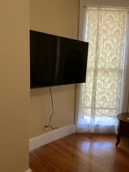 Building Photo - 819 Hackberry St