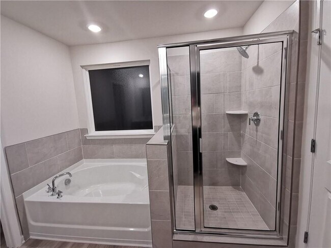 Building Photo - 5814 Un Grv Dr