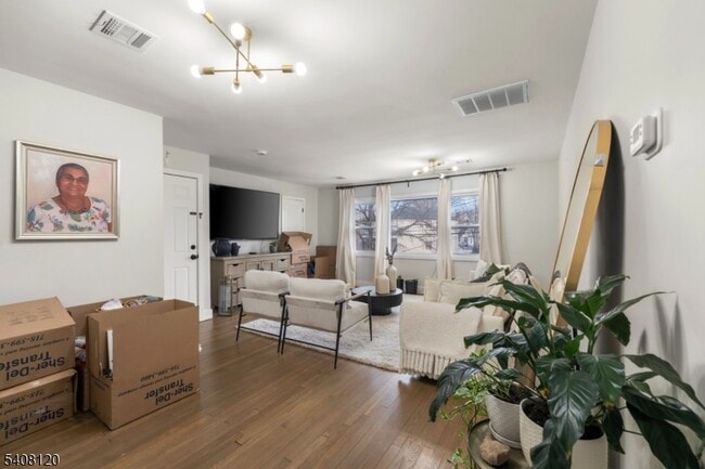 Building Photo - 22 Crescent Ct