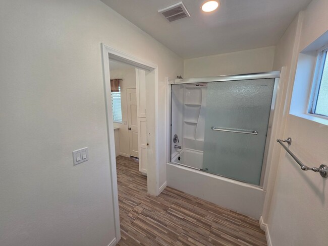 Building Photo - 524 W Greenwood Ave