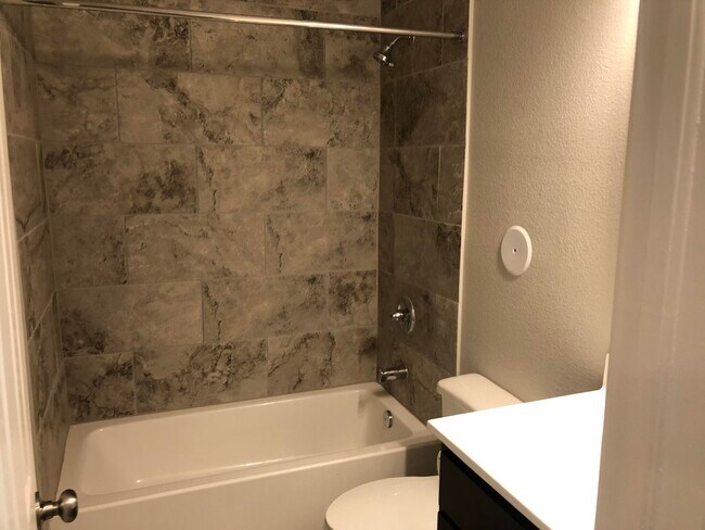 Building Photo - 825 Whitebrush Dr