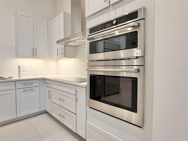 Building Photo - 920 N Osceola Ave