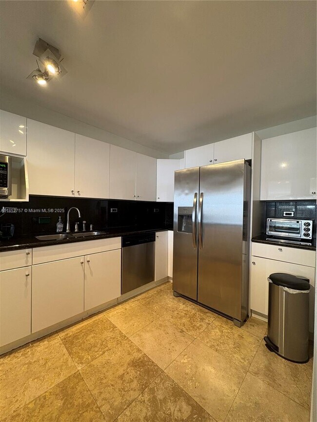 Building Photo - 6039 Collins Ave