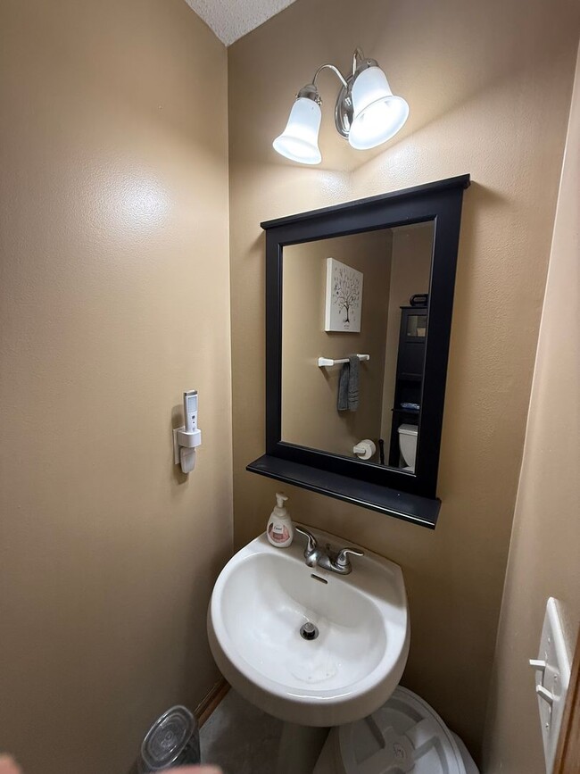 Building Photo - Beautiful 2 Bed, 2 Bath Townhome for Rent ...