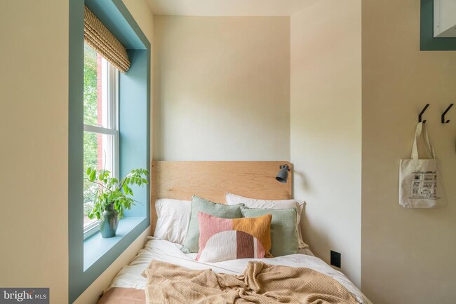 Building Photo - 711 G St SE