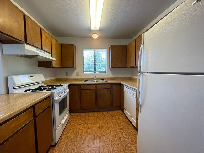 Building Photo - Upstairs 2 Bedroom 1 Bath Apartment in Ata...