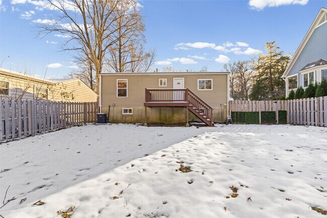 Building Photo - 835 N Forest Ave