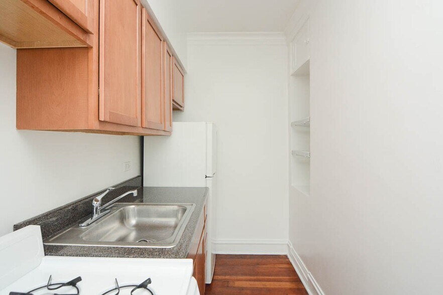 Building Photo - 4646 N Paulina St