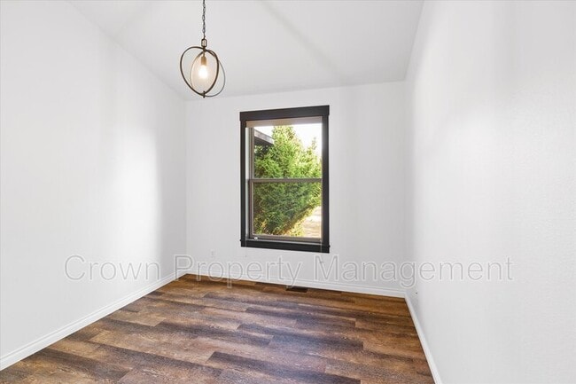 Building Photo - 2530 E Edgewood Dr