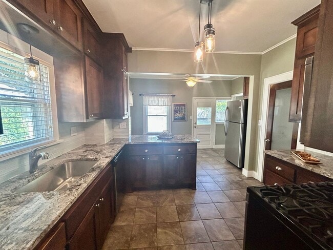 Building Photo - Absolutely stunning 1921 Craftsman style b...