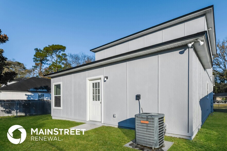Building Photo - 8132 Hilsdale Rd