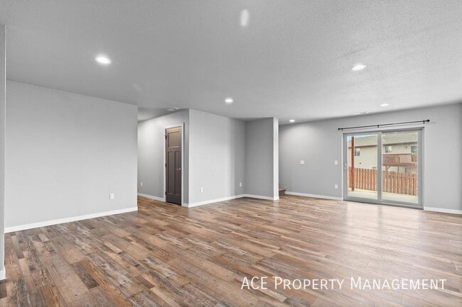 Building Photo - 304 Giants Dr