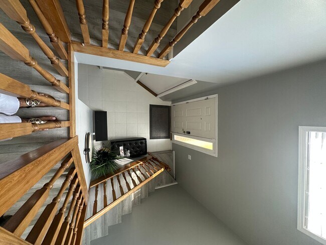 Building Photo - Foxhill Commons Subdivision!  Fully Furnis...