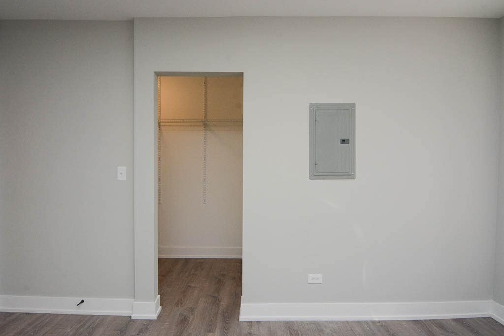 Building Photo - 533 W Belden Ave