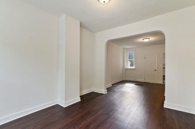 Building Photo - Spacious 5 Bedroom, 2 Bath Home in York City!