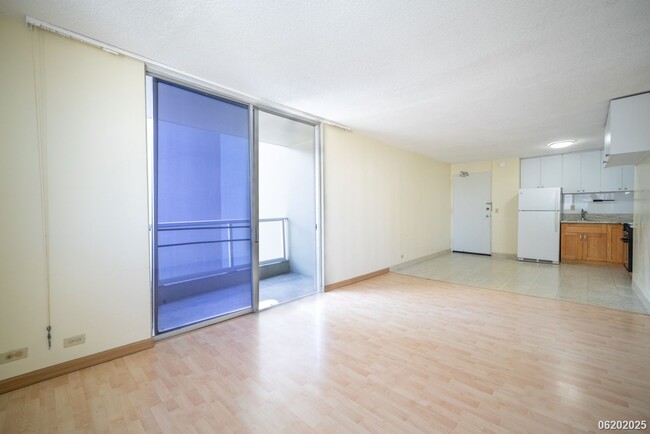 Building Photo - $2400 / 2 BD, 1 BA, 1 parking Condo in Hon...
