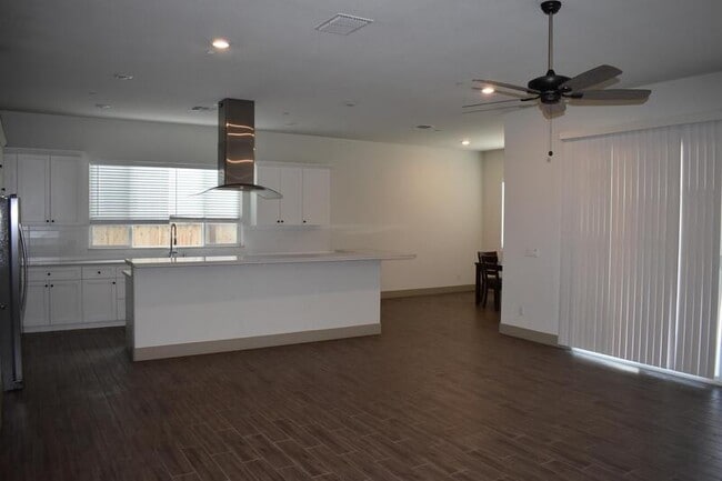 Building Photo - 2446 Bastidas Dr